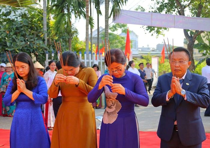 Lãnh đạo Sở VHTTDL tỉnh Quảng Ngãi thành kính dâng hương tưởng niệm nhà cách mạng Trương Quang Trọng