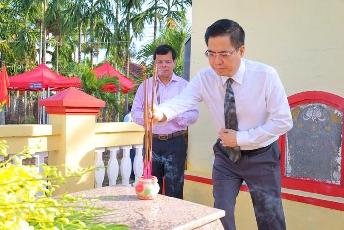 Ủy viên BCH Trung ương Đảng, Phó Bí thư Tỉnh ủy, Chủ tịch UBND tỉnh Quảng Ngãi Nguyễn Hoàng Giang tại Lễ dâng hương