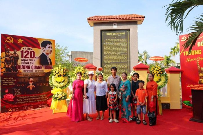 Thân nhân gia đình nhà cách mạng Trương Quang Trọng lưu lại khoảnh khắc ý nghĩa tại Lễ dâng hương