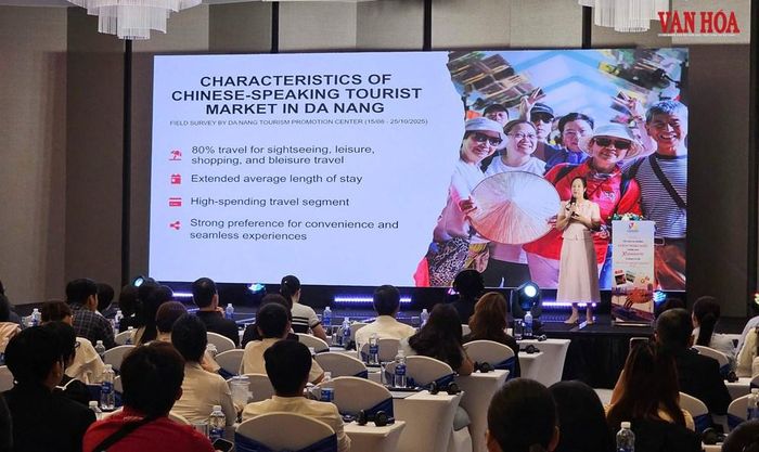 Đại diện Trung tâm Xúc tiến du lịch Đà Nẵng báo cáo công tác quảng bá xúc tiến thị trường Trung Quốc đến Đà Nẵng
