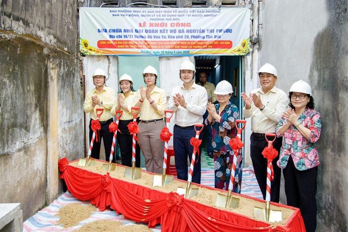 Ủy ban MTTQ phường Thủ Đức, Ban vận động, quản lý và sử dụng Quỹ “Vì người nghèo” phường Thủ Đức tổ chức lễ khởi công sửa chữa nhà Đại đoàn kết cho người dân. Ảnh: P.T.Đ