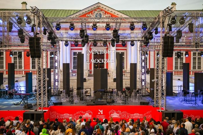 Moscow mùa hè cũng sôi động với hàng loạt lễ hội âm nhạc và nghệ thuật ngoài trời