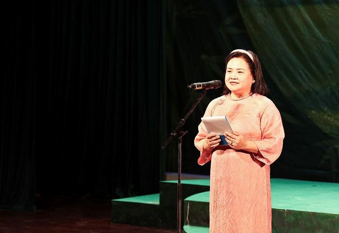 Giám đốc Nhà hát Nghệ thuật truyền thống Đà Nẵng Nguyễn Thị Hương phát biểu tại buổi diễn báo cáo vở ca kịch Bài chòi "Chuyện Thằng Bờm"