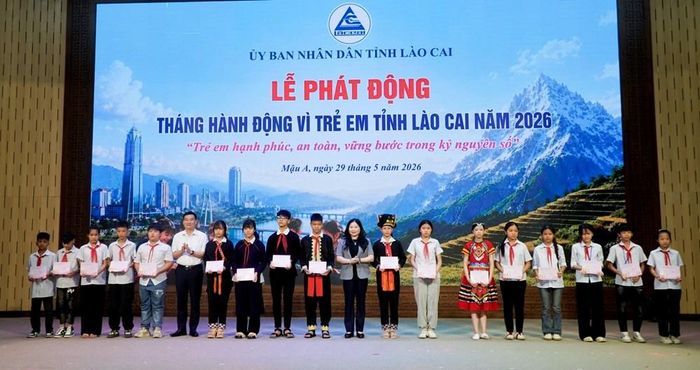 Trao tặng học bổng cho các em học sinh có hoàn cảnh đặc biệt vươn lên trong học tập tại lễ phát động