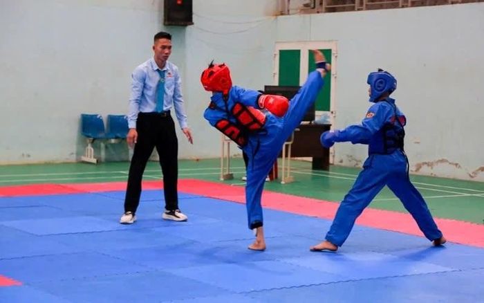 Các VĐV tranh tài sôi nổi tại giải Vovinam trong khuôn khổ Đại hội TDTT tỉnh Thanh Hóa lần thứ X. Ảnh: Anh Tuân