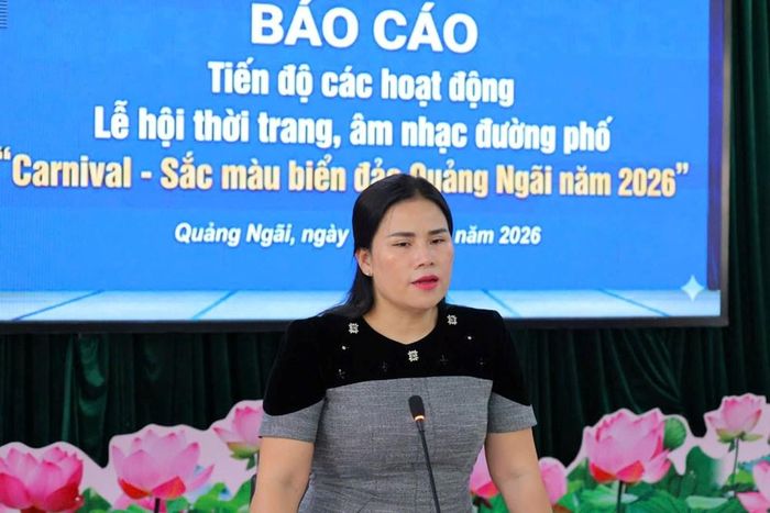 Bà Bạch Thị Mân, Phó Giám đốc Sở VHTTDL tỉnh Quảng Ngãi phát biểu tại buổi họp báo cáo tiến độ Carnival “Sắc màu biển đảo Quảng Ngãi năm 2026”