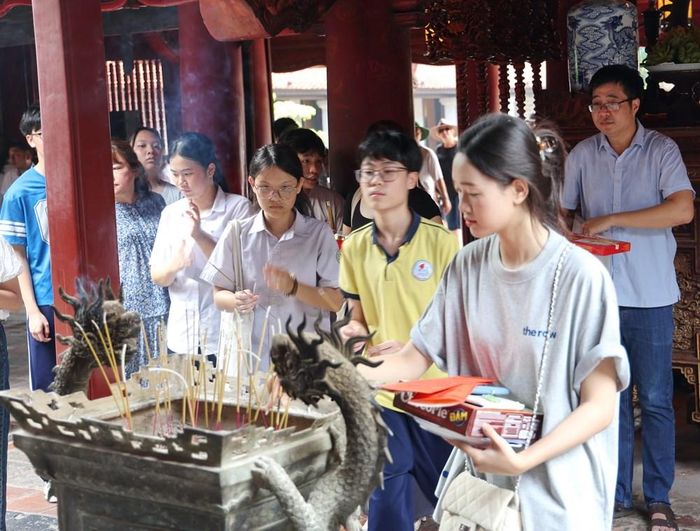 Các sĩ tử dâng lễ và khấn nguyện thành tâm, mong vượt qua kì thi đầy áp lực