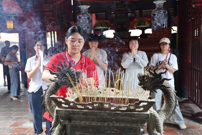 Văn Miếu - Quốc Tử Giám từ lâu đã là không gian văn hóa tâm linh quen thuộc, giúp các thí sinh tìm kiếm sự động viên tinh thần trước mỗi kì thi