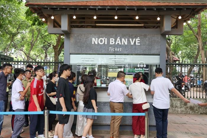 Khu vực bán vé tấp nập người xếp hàng