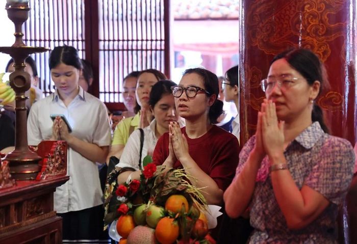 Việc đưa con đi dâng hương, cầu may chủ yếu giúp các con có thêm sự an tâm, vững tin, còn kết quả thực tế vẫn phụ thuộc vào nỗ lực học tập của chính mỗi thí sinh