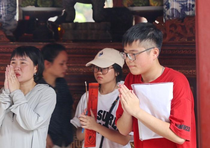 Người thì cầm sớ, người thì trên tay còn nguyên cả bộ hồ sơ vừa làm thủ tục xong