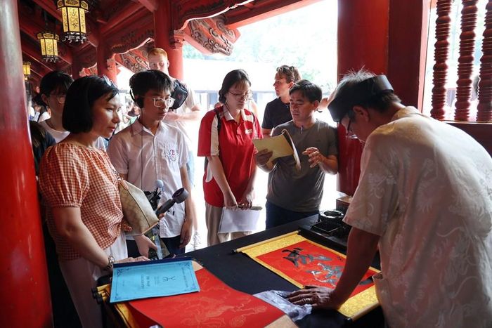 Khu vực xin chữ và viết sớ luôn đông đúc, nhộn nhịp