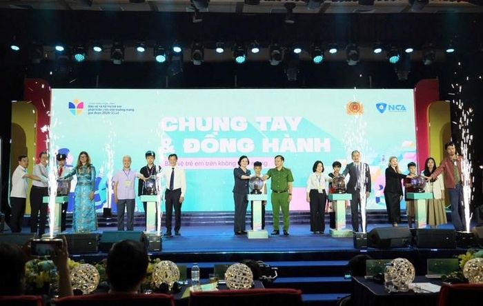 Phó Thủ tướng Phạm Thị Thanh Trà và các đại biểu thực hiện nghi thức phát động Chương trình “Bảo vệ và hỗ trợ trẻ em phát triển trên môi trường mạng giai đoạn 2026-2030”