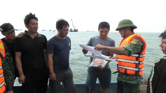 Lực lượng Biên phòng tuần tra, kiểm soát và tăng cường công tác tuyên truyền, phổ biến pháp luật cho ngư dân trên biển