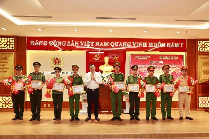 Phó Giám đốc Sở Văn hóa và Thể thao TP. Hồ Chí Minh tặng giấy khen cho các cán bộ, chiến sĩ của Công an Thành phố