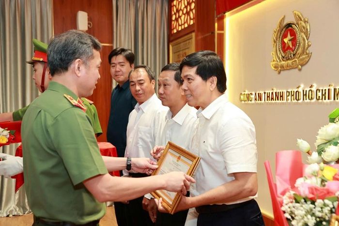 Thiếu tướng Tạ Văn Đẹp - Phó Giám đốc Công an TP. Hồ Chí Minh tặng giấy khen cho các cán bộ của Sở Văn hóa và Thể thao TP. Hồ Chí Minh