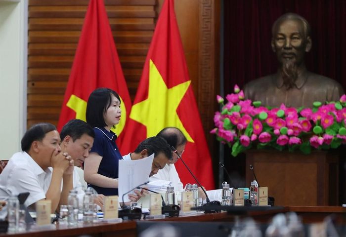 Đại diện Vụ Kế hoạch - Tài chính báo cáo tại cuộc họp
