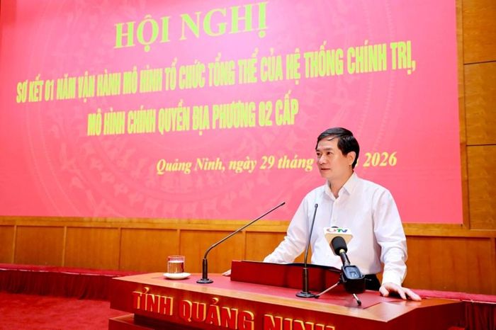 Chủ tịch Ủy ban MTTQ tỉnh Quảng Ninh Vũ Quyết Tiến trình bày báo cáo sơ kết thực hiện mô hình chính quyền địa phương 2 cấp