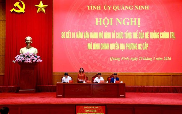 Chủ tịch HĐND tỉnh Quảng Ninh Trịnh Thị Minh Thanh điều hành phần tham luận tại hội trường