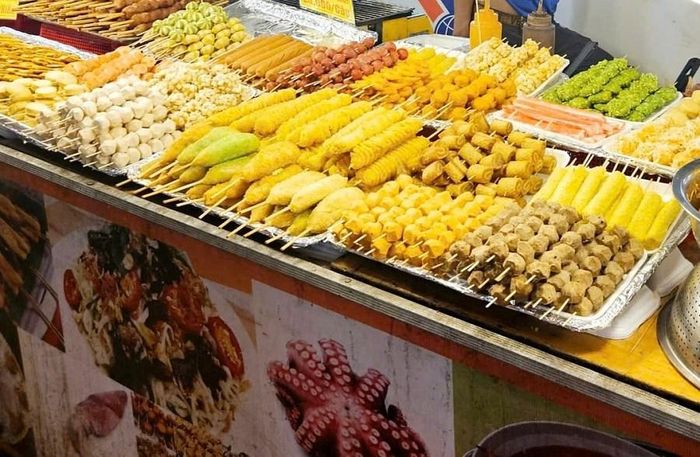 Các gian hàng tại Phố đêm Chợ Nhỏ còn đơn điệu, thiếu sức hút với du khách và người dân