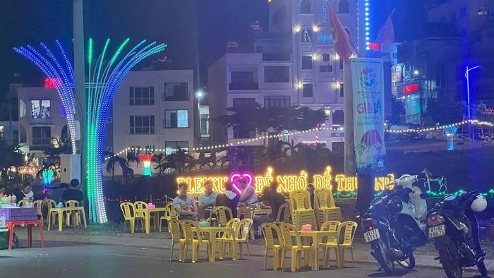 Nhiều gian hàng tại Phố đêm Chợ Nhỏ rơi vào cảnh thưa vắng khách