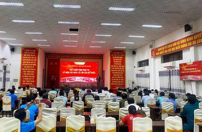 Nhân dân đến xã Vĩnh Bình xem chiếu phim lưu động tối 28.5