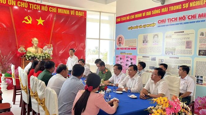Đảng ủy xã Vĩnh Bình sinh hoạt tại “Không gian văn hóa Hồ Chí Minh”