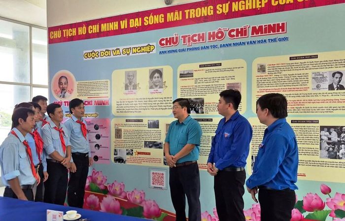 Nhiều đoàn thể đến tìm hiểu thông tin về Bác Hồ tại “Không gian văn hóa Hồ Chí Minh” xã Vĩnh Bình