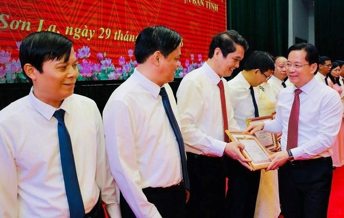 Bí thư Tỉnh ủy Sơn La Hoàng Văn Nghiệm tặng Bằng khen của Ban Thường vụ Tỉnh ủy Sơn La cho các tập thể, cá nhân