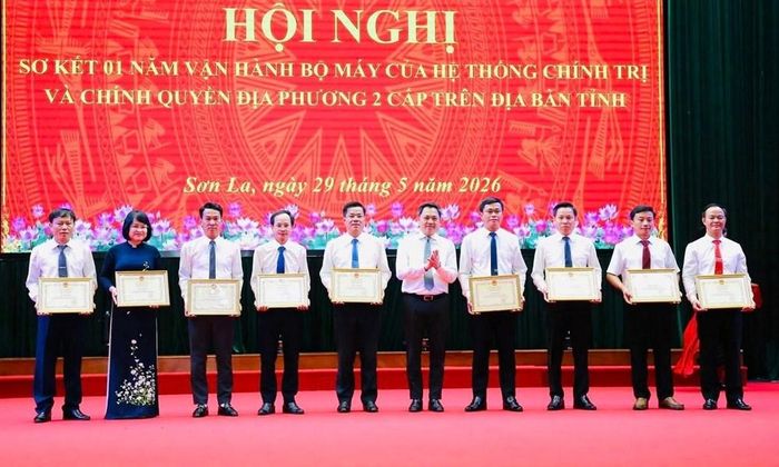 Chủ tịch UBND tỉnh Sơn La Nguyễn Đình Việt tặng Bằng khen cho các tập thể, cá nhân