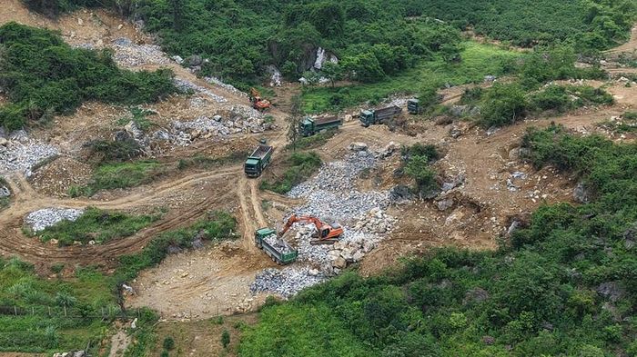 Diện tích đất bị biến dạng địa hình là 1.565,7m2 trong phạm vi diện tích 16.469,5m2 đã phong quang cây cối, bị cào xới, đào, san gạt làm thay đổi hiện trạng, có biến dạng bề mặt đất