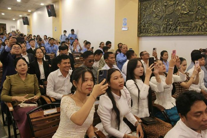 Nhiều khán giả dùng điện thoại ghi lại những khoảnh khắc ấn tượng của các nghệ sĩ