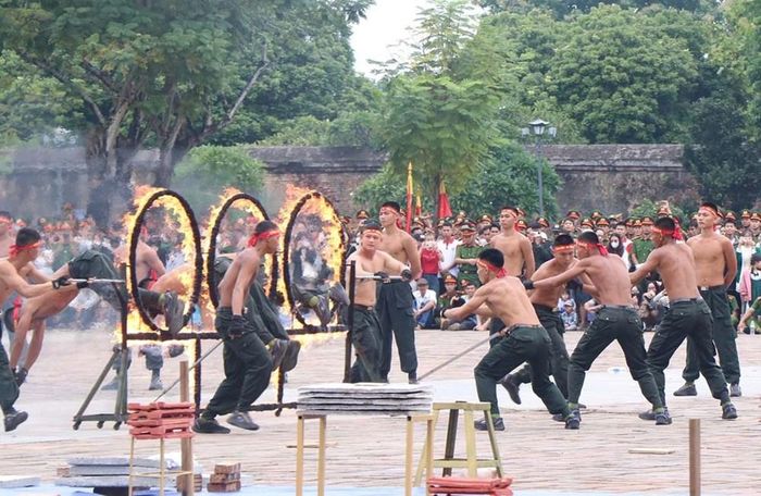 Các chiến sĩ CAND trình diễn nhảy qua vòng lửa tại Hội thao năm 2024 ở Huế