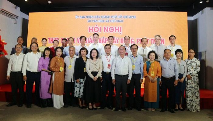 Các đại biểu chụp ảnh lưu niệm