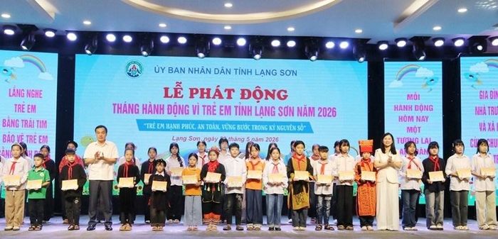 Trao tặng học bổng cho trẻ em có hoàn cảnh đặc biệt, vượt khó học giỏi