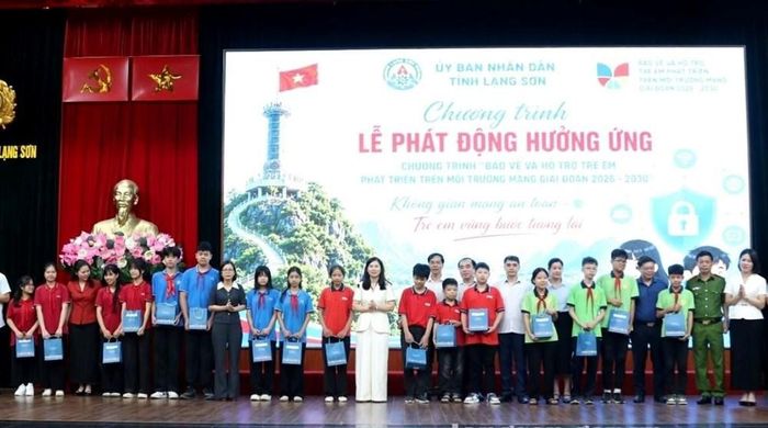 Trao tặng quà cho các em học sinh THCS tiêu biểu, có hoàn cảnh khó khăn tại lễ phát động