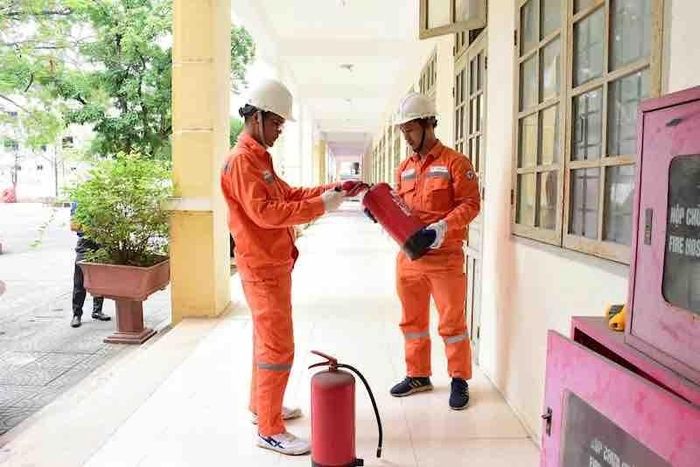 Kiểm tra thiết bị phòng cháy chữa cháy tại trường Ngô Thì Nhậm. Ảnh: EVNHANOI