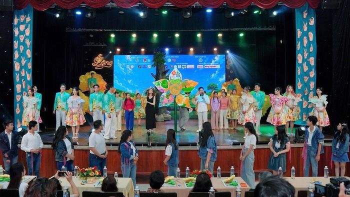 Cây hoa 5 cánh do các em học sinh điếc và khiếm thính trường Hy Vọng Quận 6 vẽ trong sân chơi buổi chiều đã xuất hiện vào cuối chương trình biểu diễn nghệ thuật khiến nhiều khán giả xúc động
