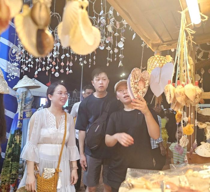 Lễ hội là dịp để người dân và du khách trải nghiệm ẩm thực cũng như sản phẩm truyền thống của địa phương
