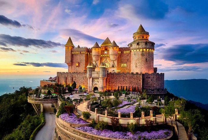 Sun World Ba Na Hills còn làm say đắm du khách với những tòa lâu đài đẹp như cổ tích và chuỗi trải nghiệm độc đáo quanh năm