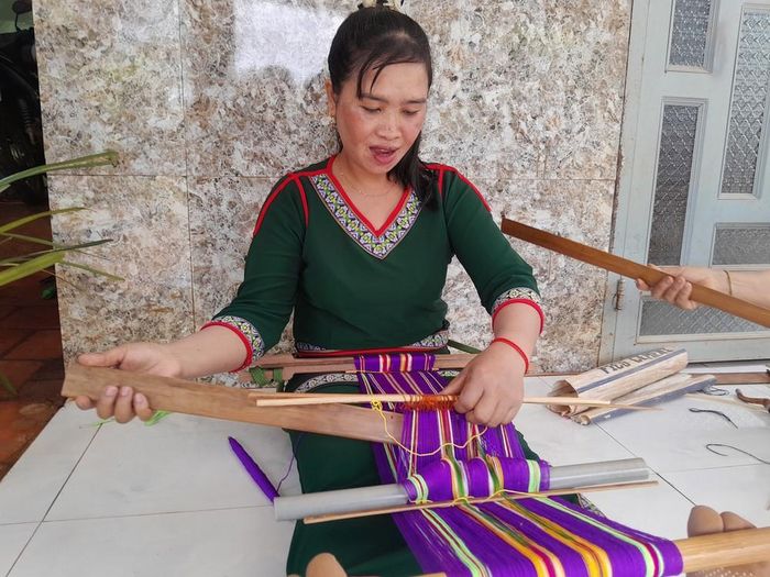 Chị Thị Tức đã thành thạo dệt thổ cẩm sau khi học từ bà Thị Y Rơ. Ảnh: K GƯỈH-TTXVN