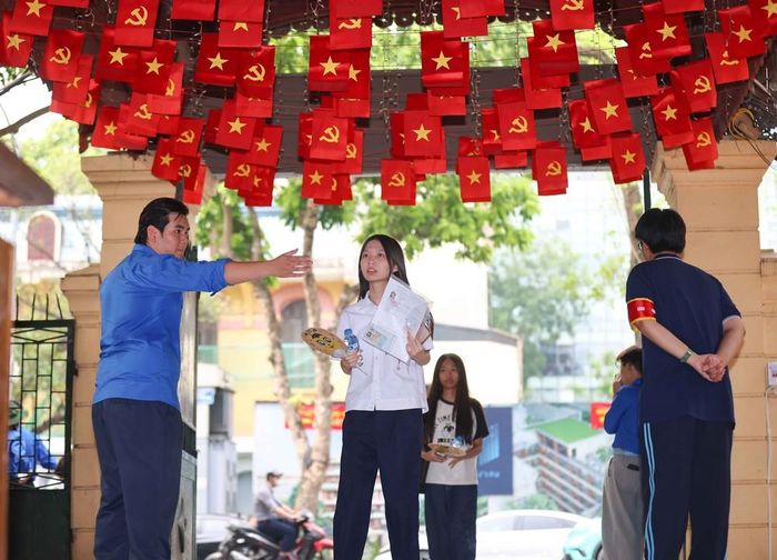 Thí sinh tới làm thủ tục dự thi tại điểm thi Trường THPT Trần Phú - Hoàn Kiếm (phường Cửa Nam). Ảnh: Thanh Tùng - TTXVN