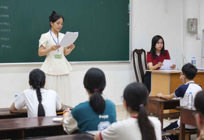 Giám thị tại điểm thi Trường THPT Trần Phú - Hoàn Kiếm (phường Cửa Nam) phổ biến quy chế và lịch thi cho các thí sinh. Ảnh: Thanh Tùng - TTXVN