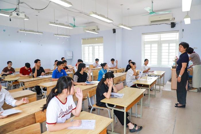 Điểm thi trường THPT Đoàn Kết - Hai Bà Trưng (phường Bạch Mai) có 696 thí sinh, 29 phòng thi. Ảnh: Khánh Hòa - TTXVN