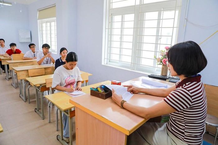 Giám thị phổ biến quy chế thi tại điểm thi Trường THPT Đoàn Kết - Hai Bà Trưng (phường Bạch Mai). Ảnh: Khánh Hòa - TTXVN