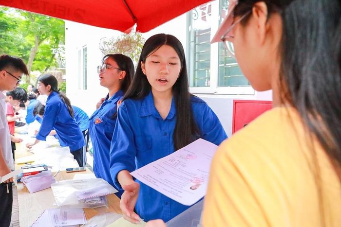 Lực lượng thanh niên tình nguyện hỗ trợ thí sinh tại điểm thi Trường THPT Đoàn Kết - Hai Bà Trưng (phường Bạch Mai). Ảnh: Khánh Hòa - TTXVN