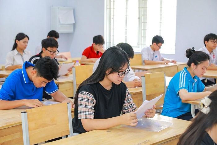 Thí sinh tại Điểm thi trường THPT Đoàn Kết - Hai Bà Trưng (phường Bạch Mai) kiểm tra thông tin cá nhân tại phòng thi. Ảnh: Khánh Hòa - TTXVN