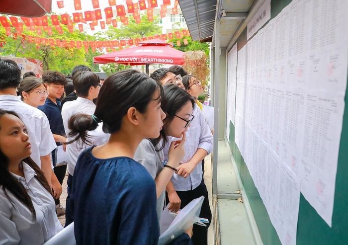 Thí sinh kiểm tra thông tin phòng thi tại điểm thi Trường THPT Đoàn Kết - Hai Bà Trưng (phường Bạch Mai). Ảnh: Khánh Hòa - TTXVN