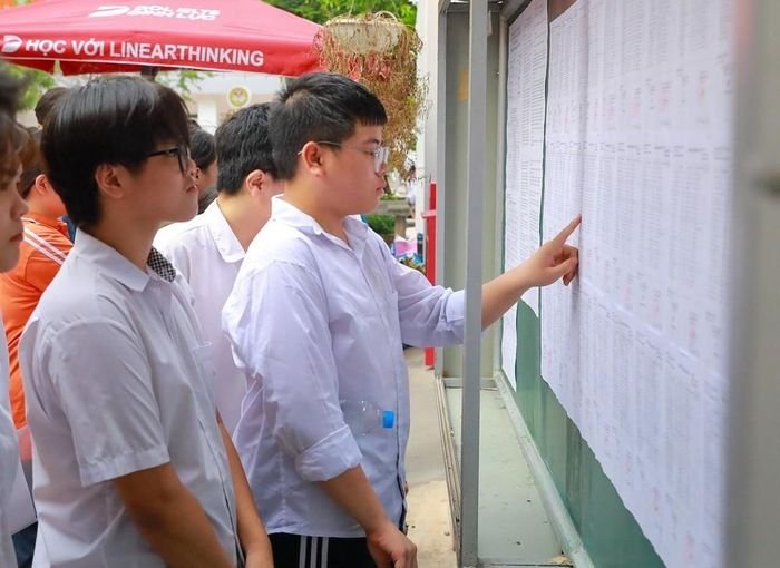 Thí sinh kiểm tra thông tin phòng thi tại điểm thi Trường THPT Đoàn Kết - Hai Bà Trưng (phường Bạch Mai). Ảnh: Khánh Hòa - TTXVN