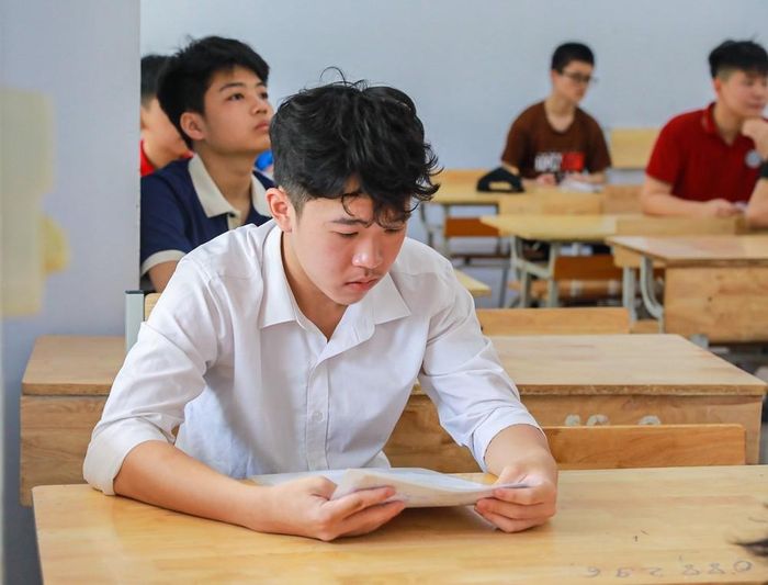 Thí sinh tại điểm thi Trường THPT Đoàn Kết - Hai Bà Trưng (phường Bạch Mai) kiểm tra thông tin cá nhân tại phòng thi. Ảnh: Khánh Hòa - TTXVN